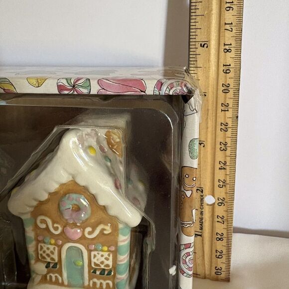 NWT Gingerbread House Salt & Pepper Shakers  3”x4” New Christmas 
Holiday Xmas - Picture 7 of 7